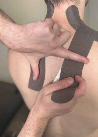 Das Taping findet vor allem in der Sportphysiotherapie Anwendung zur Unterstützung von Muskeln und Sehnen.